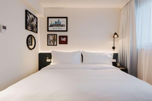 King Room with Sofa Bed room in Hampton by Hilton Vienna City West