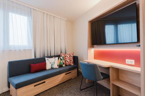 King Room with Sofa Bed image 5