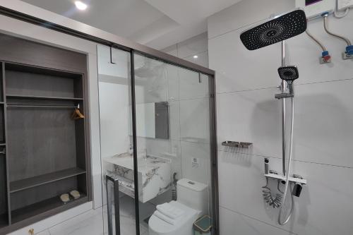 Standard Queen Room image 3