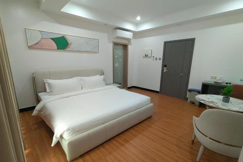 Standard Queen Room image 6