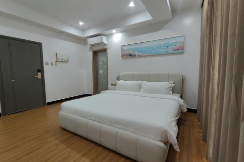 Standard Queen Room image 7