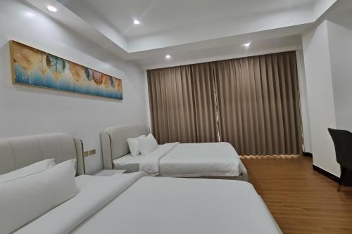 Standard Double Room with Two Double Beds image 7