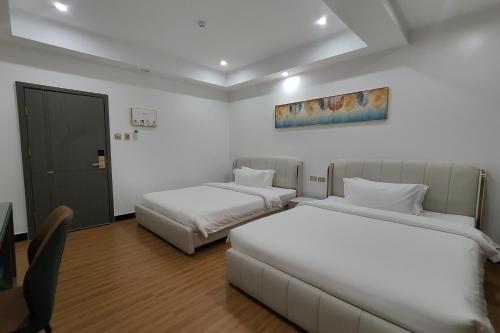 Standard Double Room with Two Double Beds image 9
