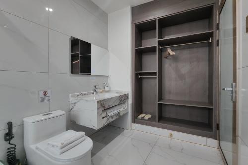 Standard Double Room with Two Double Beds image 2