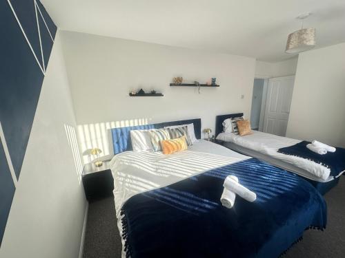 Pool&Tennis Table - Up to 40 Percent OFF Old Trafford 3 Bed, Manchester (photo 2)