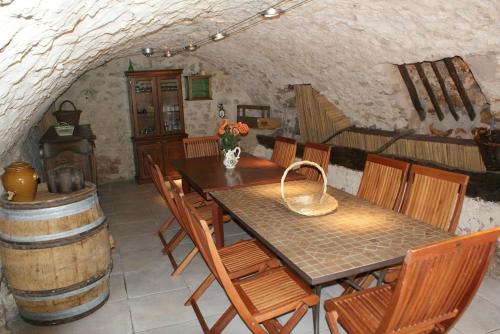 Accommodation in a farmhouse with breathtaking views - Location saisonnière - Brignoles