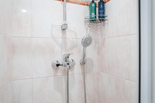 Shower, Dream Stay - Central 2-bedroom apartment with sauna in Tonismagi