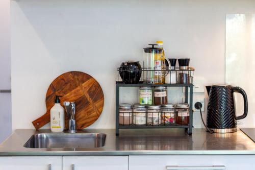 Heart of the CBD, 1 bed with car park