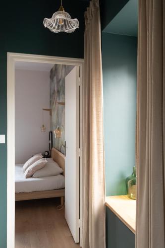 One-Bedroom Apartment image 4