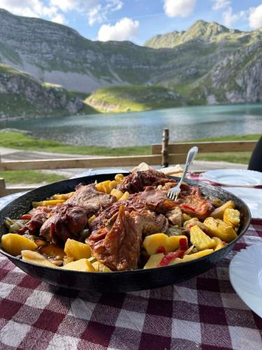 Makanan dan Minuman, Kapetanovo jezero, Mountain cottage Captain's Lake in Smailagića Polje