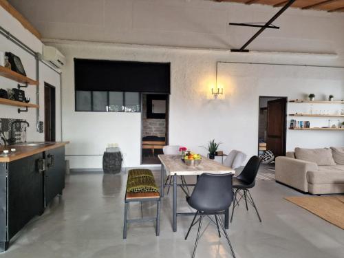 Konyha, The BLACK HOUSE - Modern holiday home with garden,1500m from beach in Babici