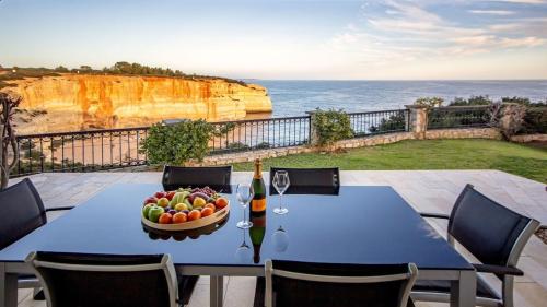 Algarve Villa with Iconic Benagil Views and Pool in เบนากิล