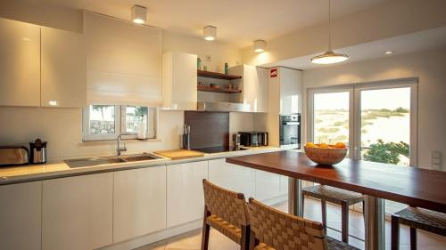 Algarve Villa with Iconic Benagil Views and Pool in เบนากิล