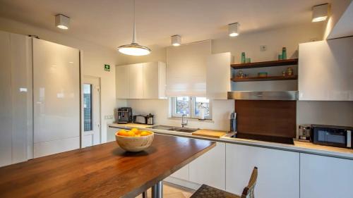 Algarve Villa with Iconic Benagil Views and Pool in เบนากิล