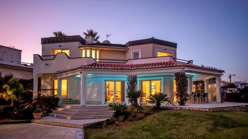 Algarve Villa with Iconic Benagil Views and Pool in เบนากิล