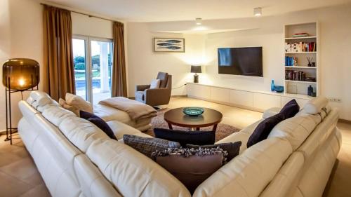 Algarve Villa with Iconic Benagil Views and Pool in เบนากิล