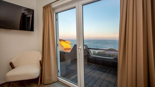 Algarve Villa with Iconic Benagil Views and Pool in เบนากิล