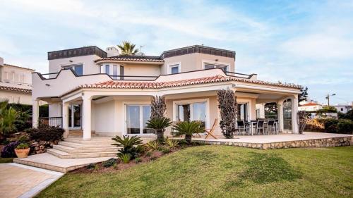 Algarve Villa with Iconic Benagil Views and Pool in เบนากิล
