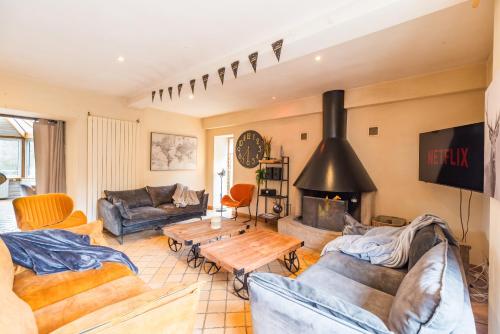 Ancien Moulin rénové à neuf pour 19 personnes sur les rives du Trieux (Ancien Moulin renove a neuf pour 19 personnes sur les rives du Trieux) in เทรเบอร์เดน