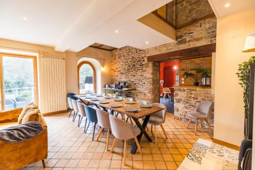 Ancien Moulin rénové à neuf pour 19 personnes sur les rives du Trieux (Ancien Moulin renove a neuf pour 19 personnes sur les rives du Trieux) in เทรเบอร์เดน