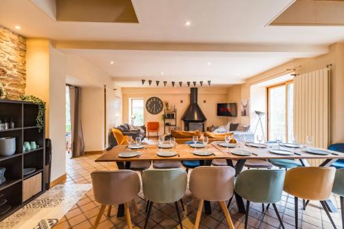 Ancien Moulin rénové à neuf pour 19 personnes sur les rives du Trieux (Ancien Moulin renove a neuf pour 19 personnes sur les rives du Trieux) in เทรเบอร์เดน