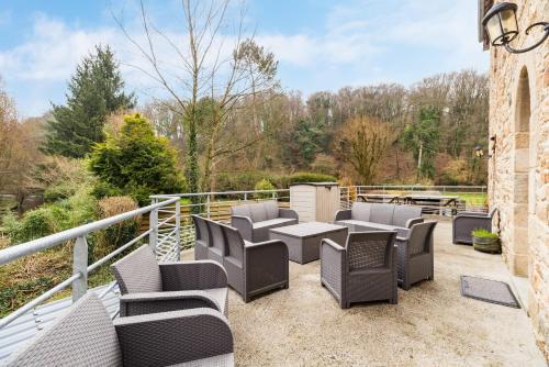 Ancien Moulin rénové à neuf pour 19 personnes sur les rives du Trieux (Ancien Moulin renove a neuf pour 19 personnes sur les rives du Trieux) in เทรเบอร์เดน