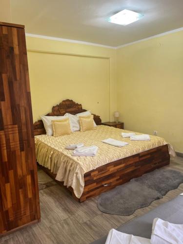 1 king bed, 2 twin beds