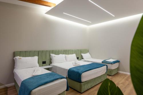 Deluxe Family Room image 5