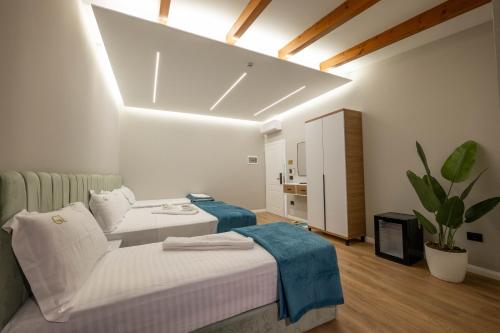 Deluxe Family Room image 8