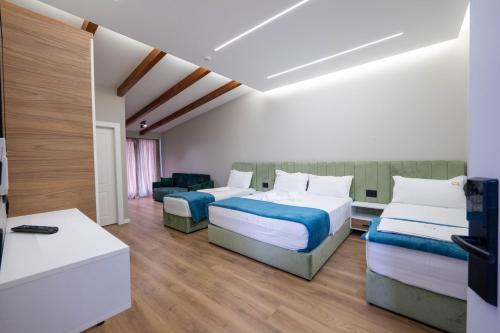 Deluxe Family Room image 7