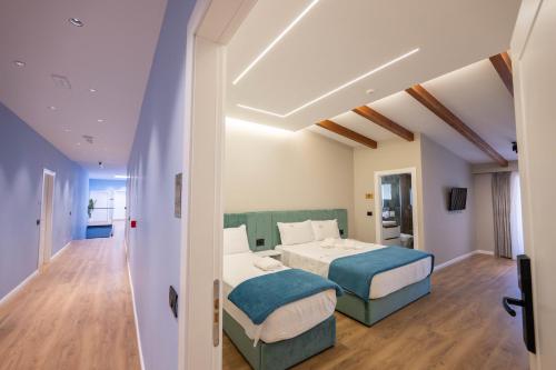 Quadruple Room with Sea View image 10