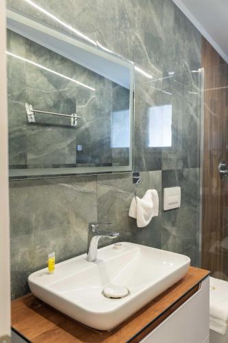 Quadruple Room with Sea View image 5