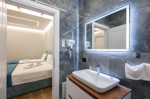 Quadruple Room with Sea View image 3