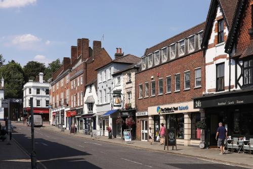 Reigate - Lovely modern serviced apartment by Mobius Property in Reigate