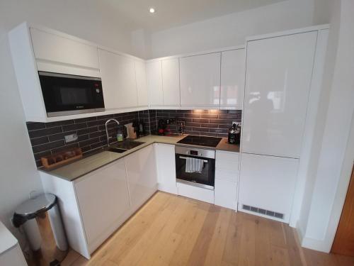 Reigate - Lovely modern serviced apartment by Mobius Property in Reigate