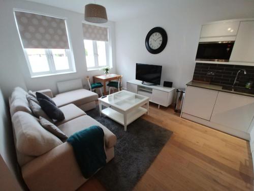 Reigate - Lovely modern serviced apartment by Mobius Property in Reigate
