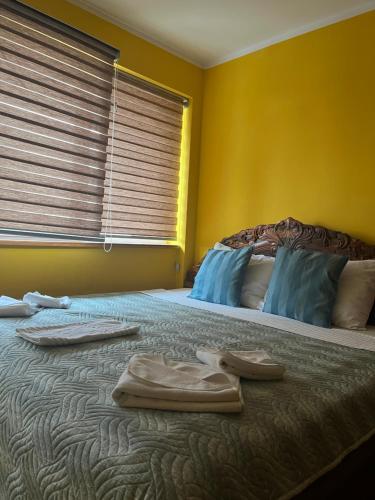 2 bedrooms, 3 beds