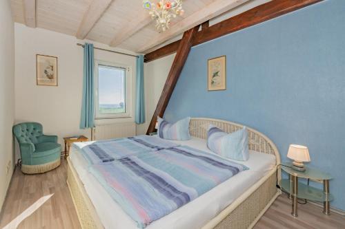 1 queen bed, 1 sofa bed