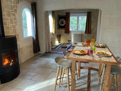 Ēdiens un dzērieni, Gîte avec jacuzzi, et accès privé à la rivière (Gite avec jacuzzi, et acces prive a la riviere) in Ladern-sur-Lauquet