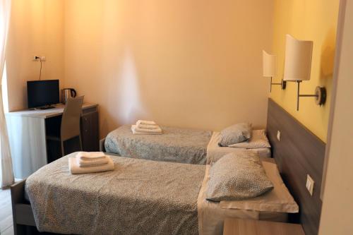 2 twin beds
