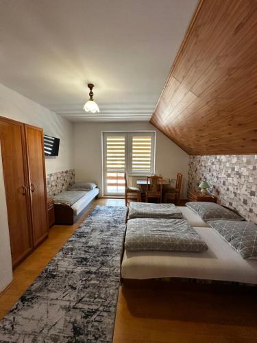 3 twin beds