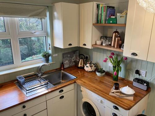 Cosy Karibu cottage with stunning canal views in Cairnbaan