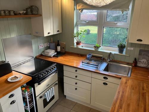 Cosy Karibu cottage with stunning canal views in Cairnbaan