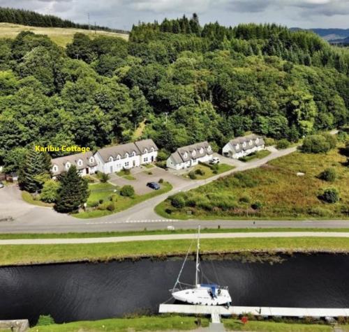 Cosy Karibu cottage with stunning canal views in Cairnbaan