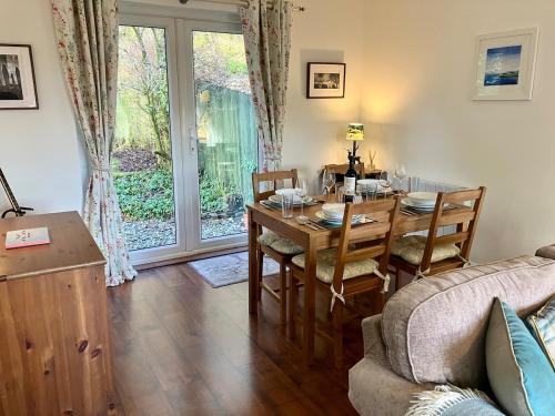 Cosy Karibu cottage with stunning canal views in Cairnbaan