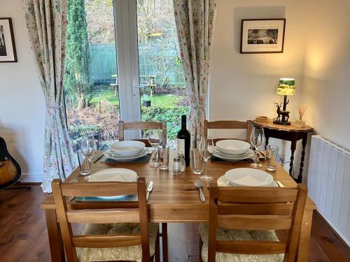 Cosy Karibu cottage with stunning canal views in Cairnbaan