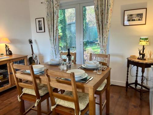 Cosy Karibu cottage with stunning canal views in Cairnbaan