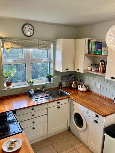 Cosy Karibu cottage with stunning canal views in Cairnbaan