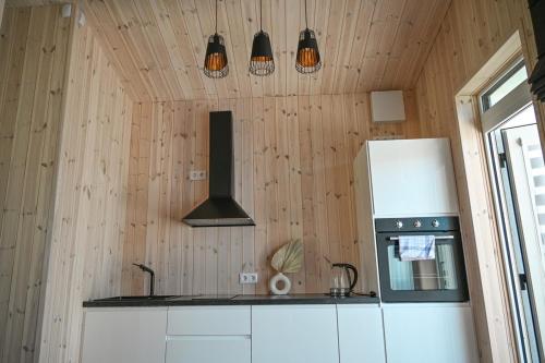 virtuve, Kintų Perlas - Cozy Holiday House Complex (Kintu Perlas - Cozy Holiday House Complex) in Kintai