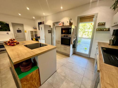 Villa entière au calme avec piscine partagée et jardin (Villa entiere au calme avec piscine partagee et jardin) in Pertuis Town Center